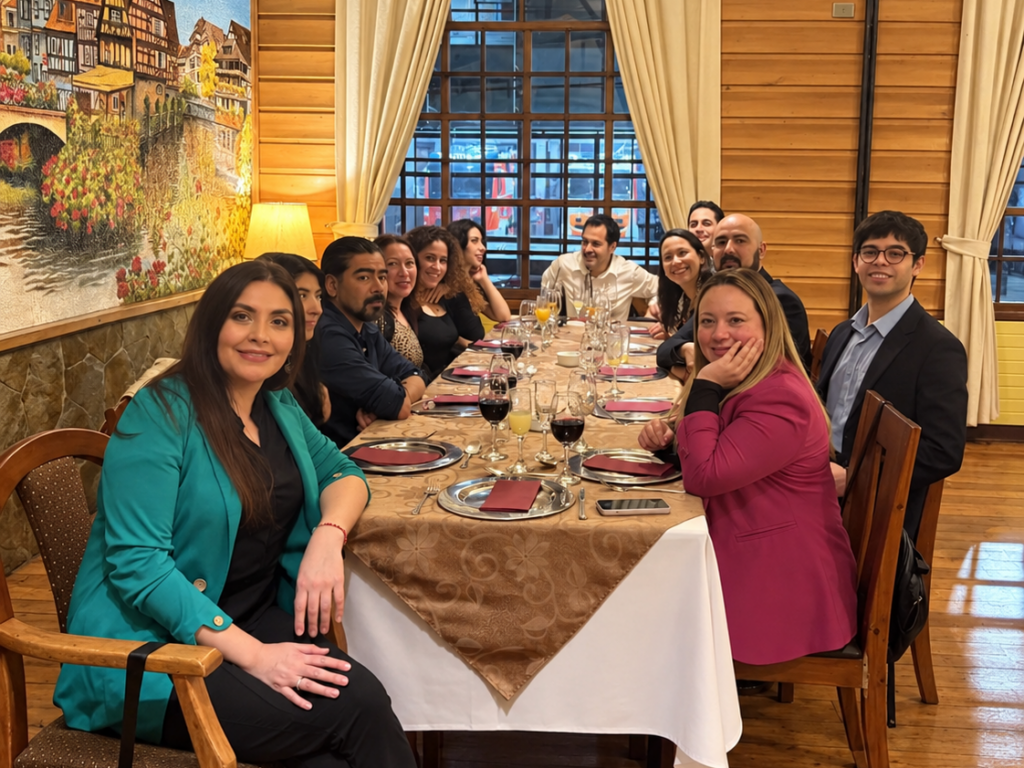 Colaboradores de Vehice reunidos en la cena íntima de celebración de los 12 años de aniversario en el Club Alemán de Puerto Montt.