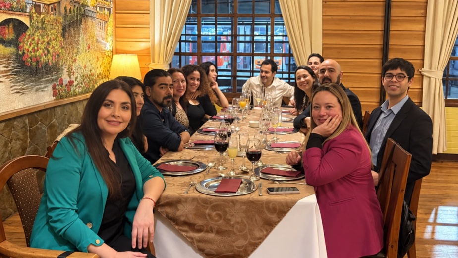 Colaboradores de Vehice reunidos en la cena íntima de celebración de los 12 años de aniversario en el Club Alemán de Puerto Montt.