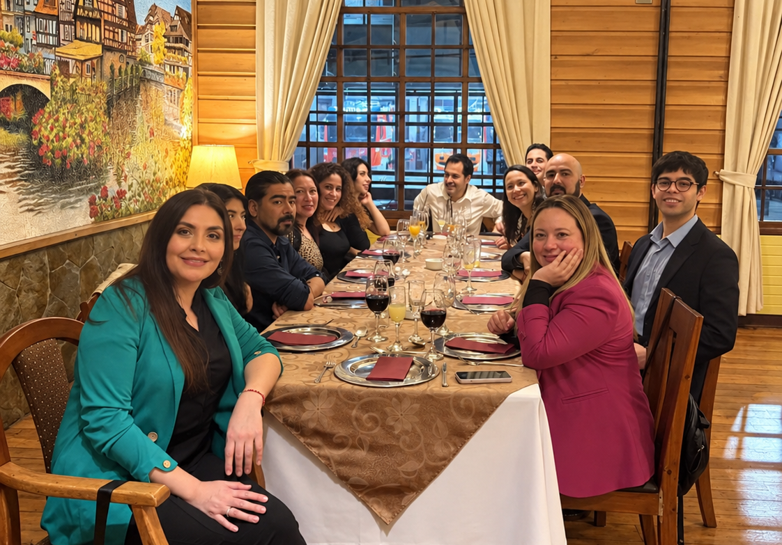 Colaboradores de Vehice reunidos en la cena íntima de celebración de los 12 años de aniversario en el Club Alemán de Puerto Montt.