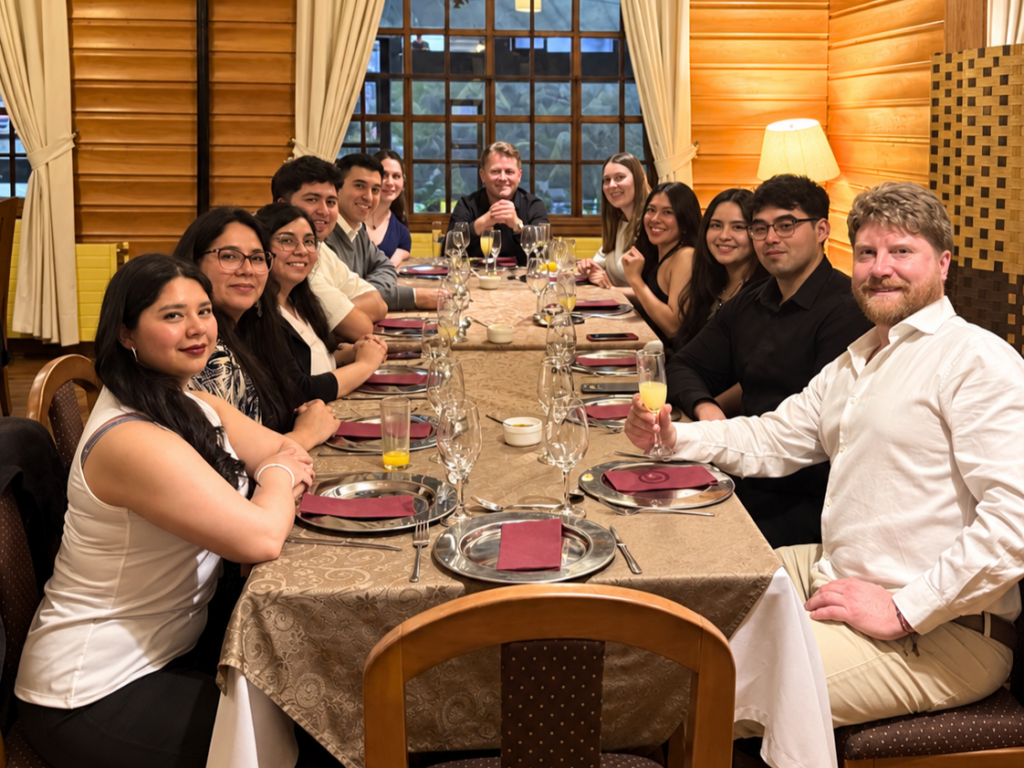 Colaboradores de Vehice reunidos en la cena íntima de celebración de los 12 años de aniversario en el Club Alemán de Puerto Montt.