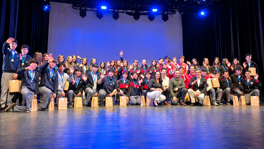 Jóvenes participantes del programa “Jóvenes para la Innovación y la Acuicultura” son reconocidos por sus proyectos para mejorar la eficiencia en la salmonicultura.