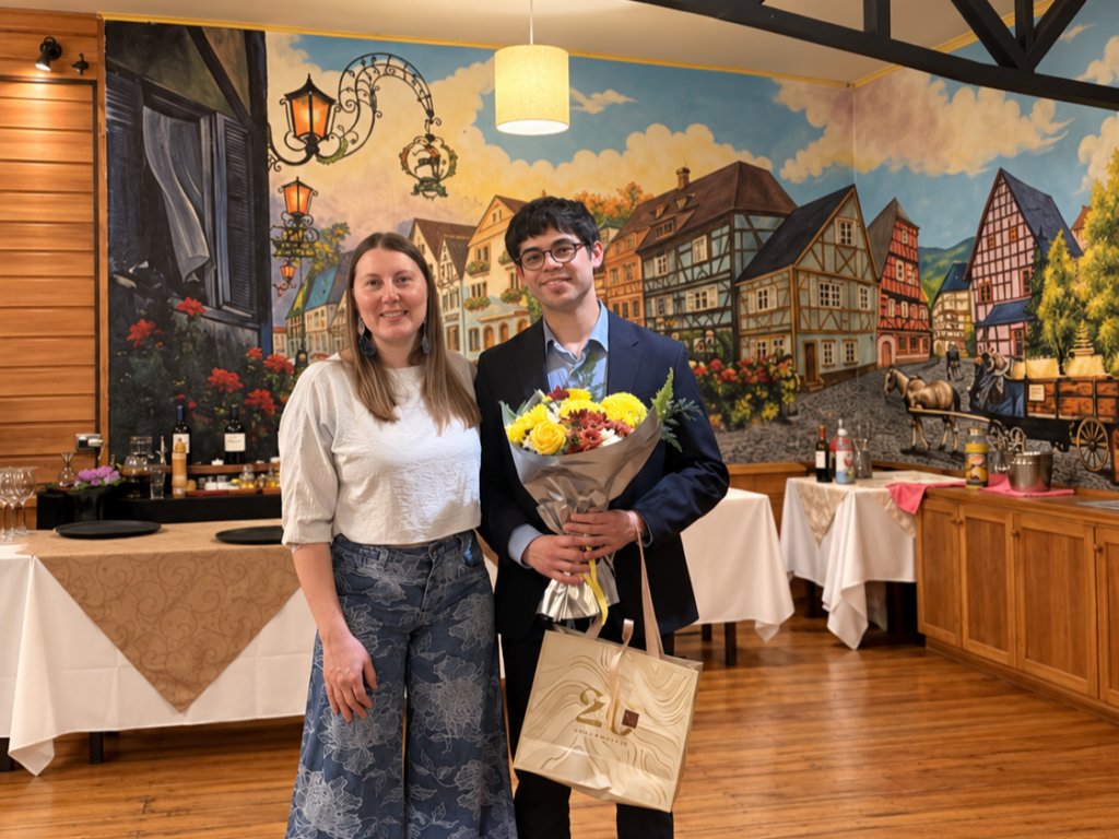 Entrega de reconocimiento al espíritu Vehice, en la cena de celebración de los 12 años de aniversario en el Club Alemán de Puerto Montt.